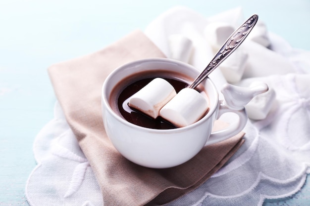 Warme chocolademelk met marshmallows in mok, op een houten achtergrond kleur