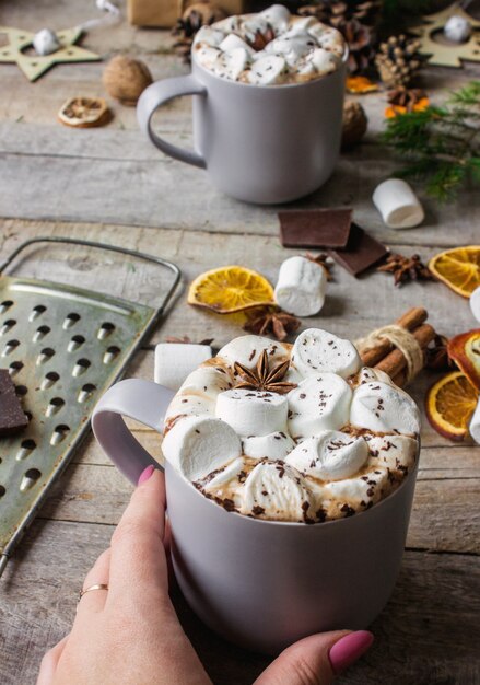 Warme chocolademelk met marshmallows. Kerst achtergrond. Drankjes.