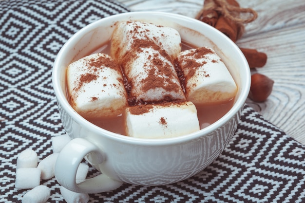 Warme chocolademelk met marshmallows op de tafel