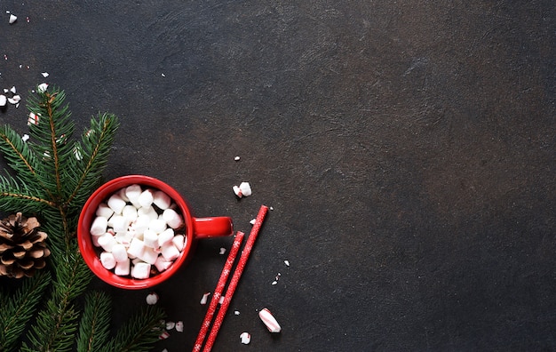 Warme chocolademelk met marshmallows. Warm winterdrankje. Nieuwjaarsdecoratie.