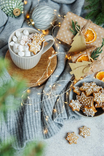 Warme chocolademelk met marshmallows, warme gezellige kerstdrank, peperkoekkoekjes en versieringen