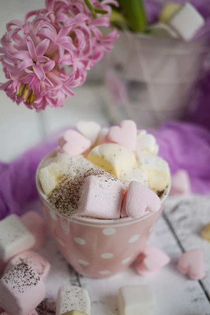 Warme chocolademelk met marshmallows