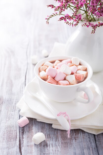 Warme chocolademelk met mini-marshmallows