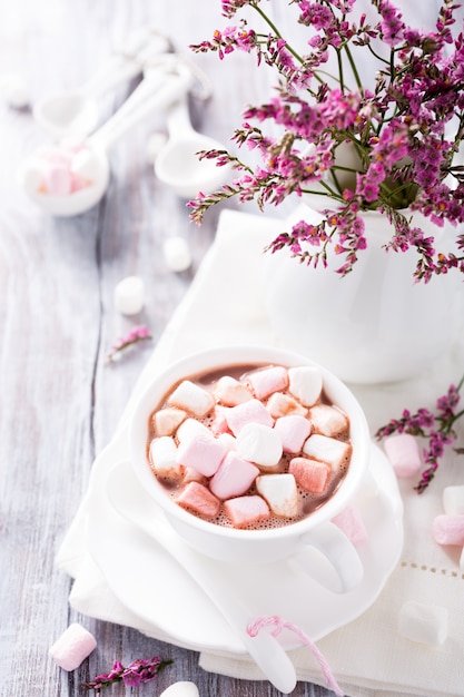 Warme chocolademelk met mini-marshmallows