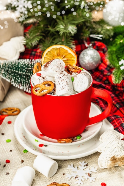 Warme chocolademelk of chocolademelk met marshmallows. Traditioneel kerstdecor, feestelijk nieuwjaarsarrangement. Het concept van gezelligheid en goed humeur, close-up