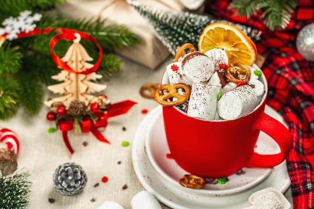 Warme chocolademelk of chocolademelk met marshmallows. traditioneel kerstdecor, feestelijk nieuwjaarsarrangement. het concept van gezelligheid en goed humeur, kopieer ruimte