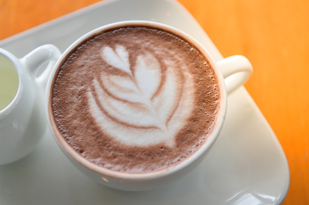 Warme chocolademelk op witte kopjes.