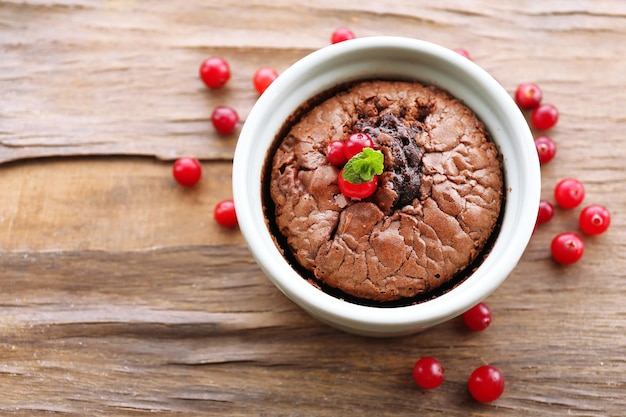 Foto warme chocoladepudding met fondantje op tafel close-up