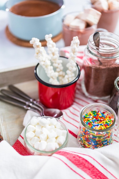 Warme chocoladereep met verschillende toppings op het dienblad.