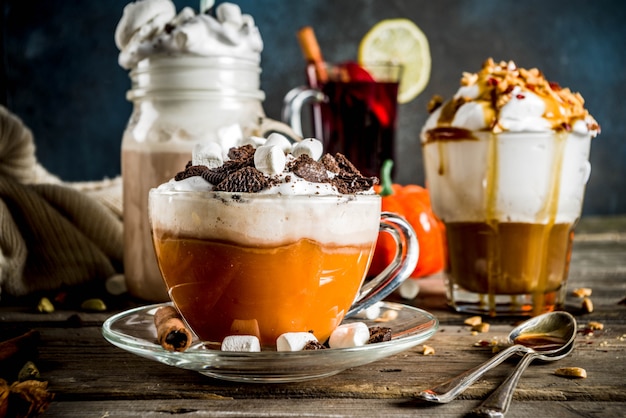 Warme dranken in de herfst, warme chocolademelk, pompoen latte, karamel en pindakoffie latte, glühwein