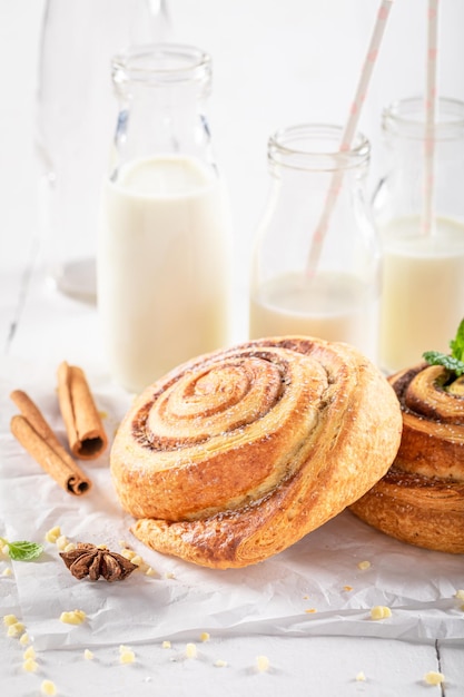 Warme en huisgemaakte kaneelbroodjes met kaneel en crumble