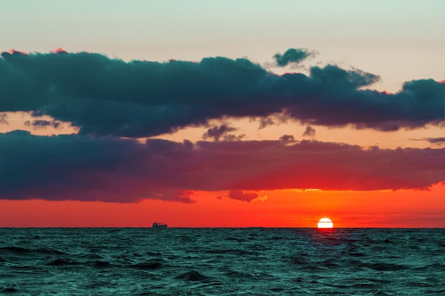 Warme en romantische zonsondergang boven de Baltische zee