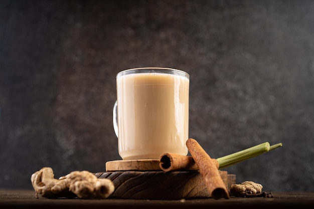 Foto warme gember of wedang susu jahe melk met bruine suiker kaneel citroengras en kruidnagel