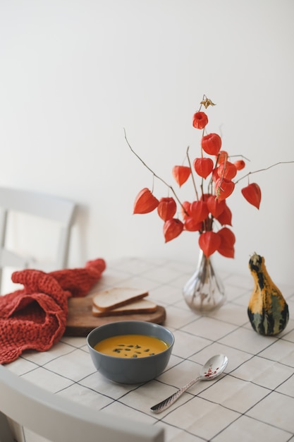 Warme gezonde vegetarische pompoenroomsoep met zaden op tafel