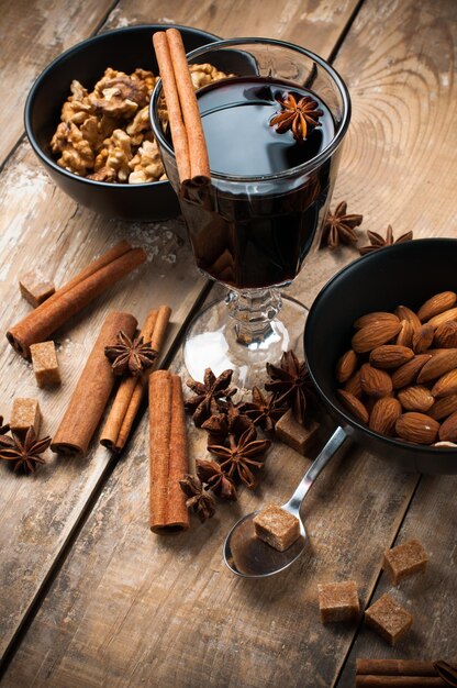 Warme glühwein kruiden en noten