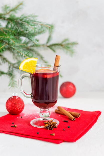 Warme glühwein met een kerstboom.