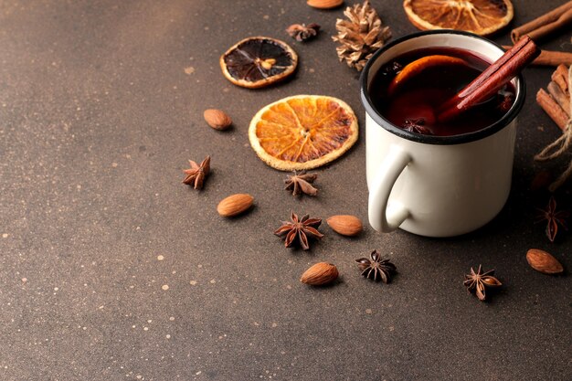 Warme glühwein met kaneel en sinaasappel op een donkere achtergrond. kerstmis. nieuwjaar.