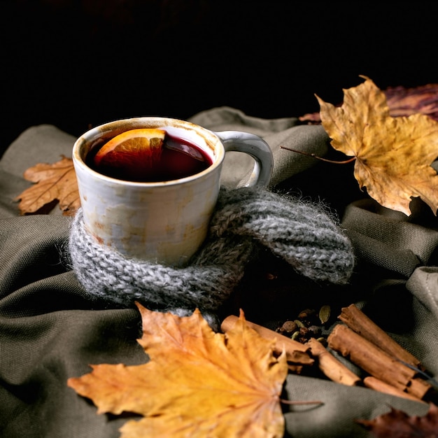 Warme glühwein met kruiden en herfstbladeren