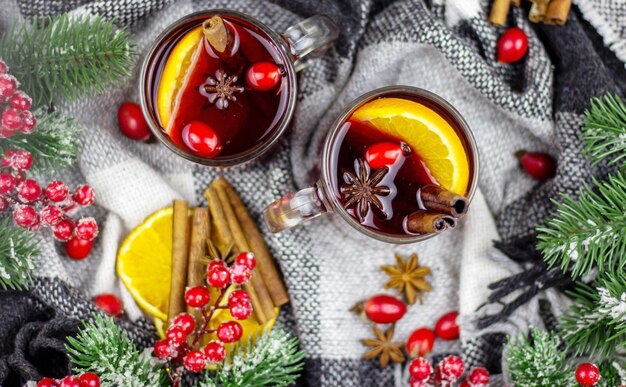 Warme glühwein op een houten tafel. Nieuwjaarsconcept