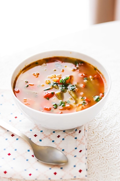 Warme groentesoep in kom comfort food en huisgemaakte maaltijd