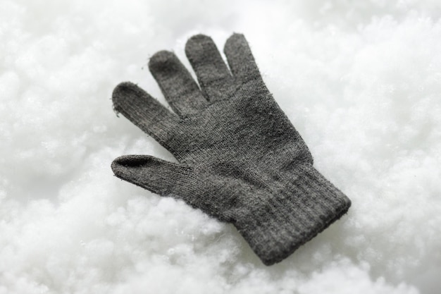 Warme handschoenen op een witte achtergrond Besneeuwde achtergrond Close-up KOPIEER RUIMTE