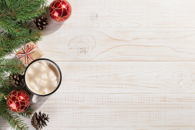 Warme kerstdrank met marshmallows in een ijzeren mok, op een witte tafel. , vakantie, wenskaart copyspace.