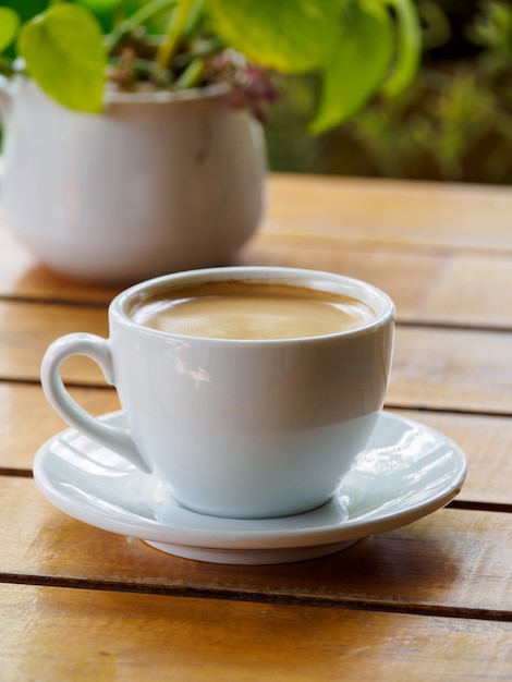 Warme koffie americano op de oude houten tafel