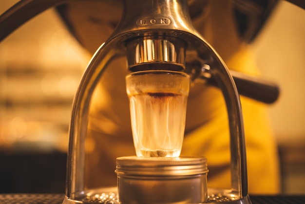 Warme koffie en café concept een kopje cafeïne espresso maken van professionele barista