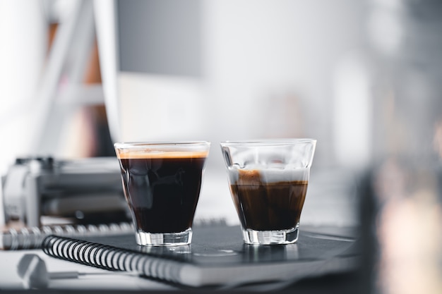 Warme koffie in een kopje op de computer bureau