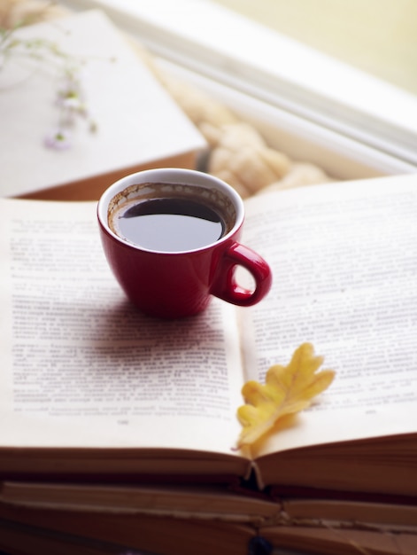 Warme koffie in een raam en herfst natuur.