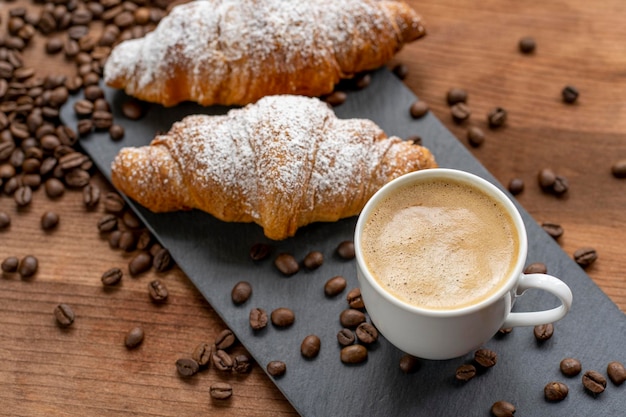 Warme koffie in een witte koffiekop