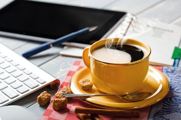 Foto warme koffie met items om zaken te doen