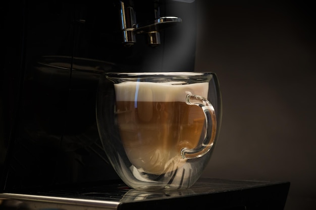 warme koffie met melk op zwarte achtergrond