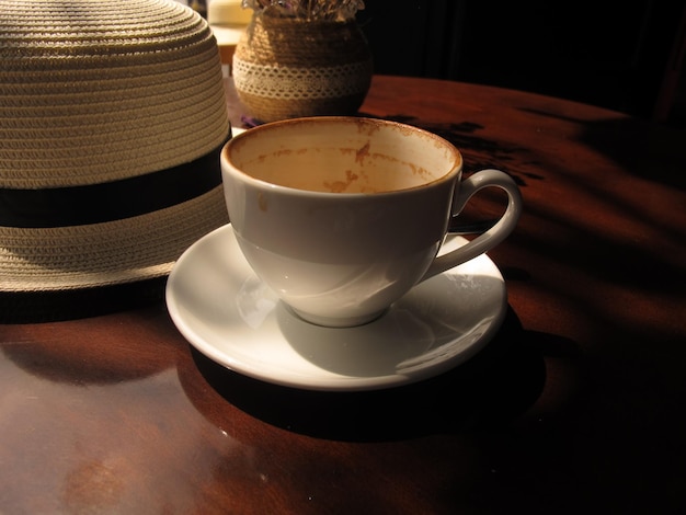 Warme koffie op de houten tafel in de ochtend