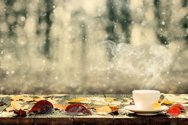 Warme koffie op een tafel buitenshuis