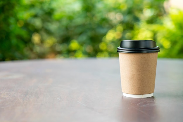 warme koffiekop op houten tafel met kopieerruimte