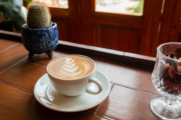 Warme koffiekop op tafel 's ochtends ontspannen tijd latte koffie