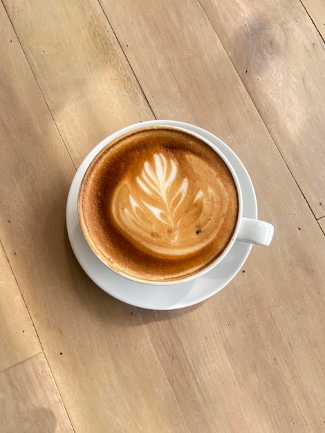 warme koffiekop op tafel