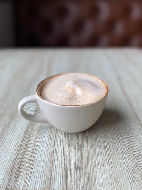 warme koffiekop op tafel