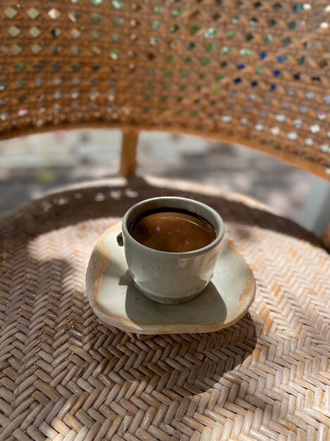 Warme koffiekop op tafel