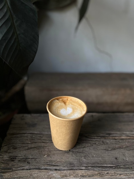 warme koffiekop op tafel