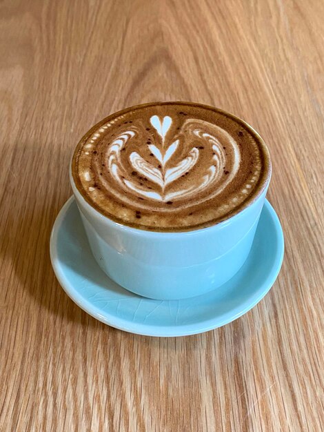 Warme koffiekopje op houten tafel in café