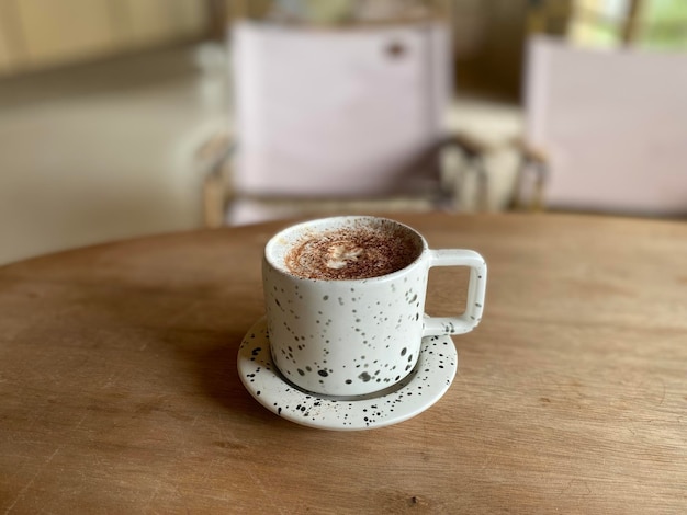 warme koffiekopje op houten tafel