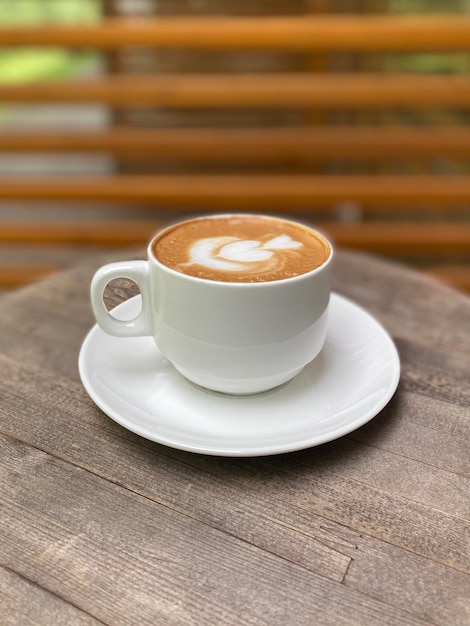 warme koffiekopje op houten tafel