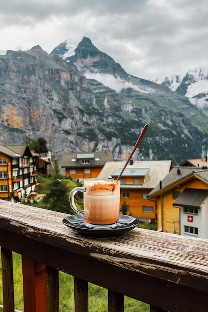 Warme kop koffie op caféterras Jungfrau-bergzicht in het dorp van de Zwitserse Alpen in Zwitserland