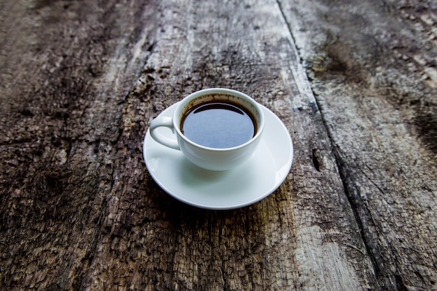 Warme kop koffie op een houten tafel Koffie in een witte mok