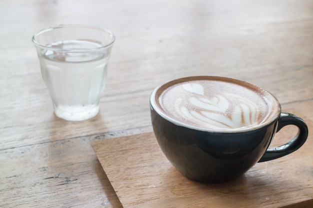 Warme kop koffie op houten tafel