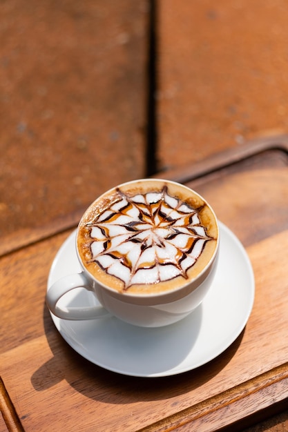 Warme latte art koffie op houten tafel ontspannen tijd