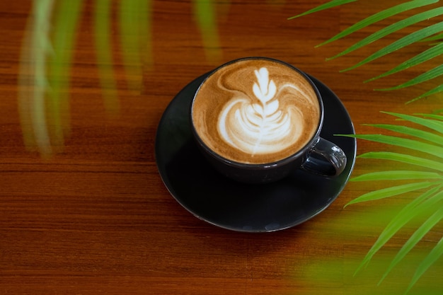 Warme latte art koffie op houten tafel relax timexA