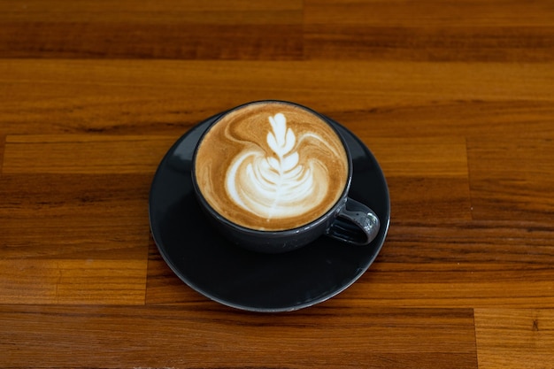 Warme latte art koffie op houten tafel relax timexA